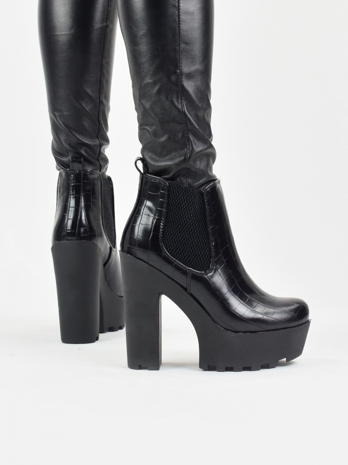 Chunky heeled chelsea boots in black