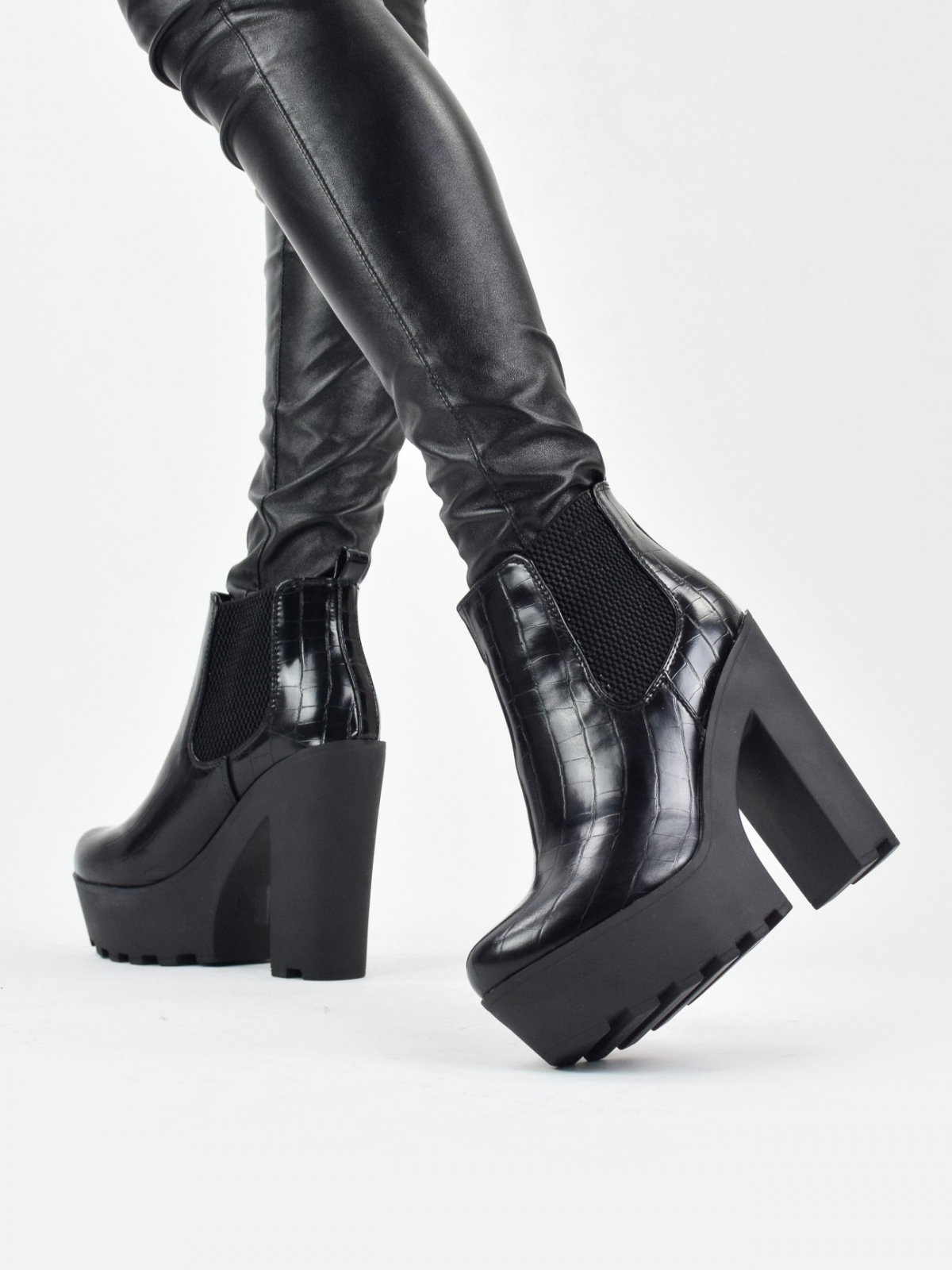 Chunky heeled chelsea boots in black